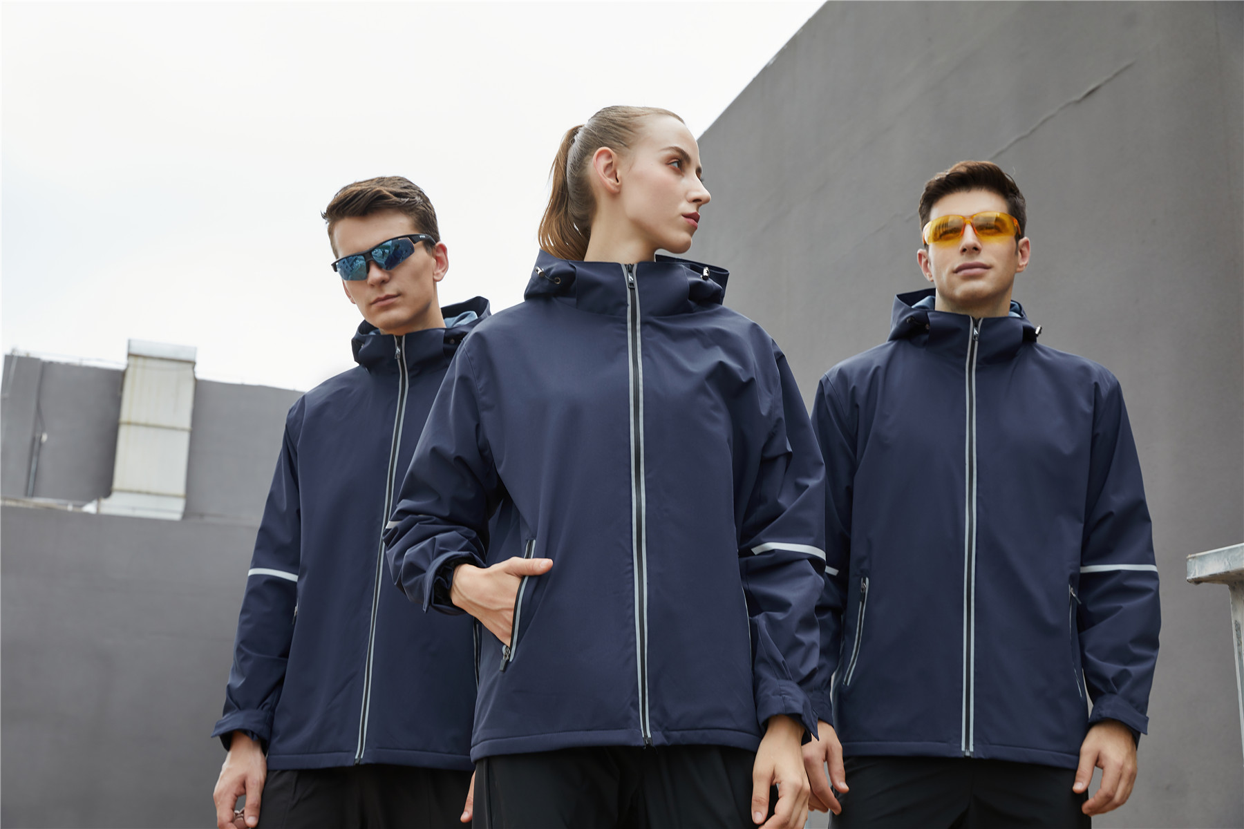 運動休閑沖鋒衣模特上身展示圖