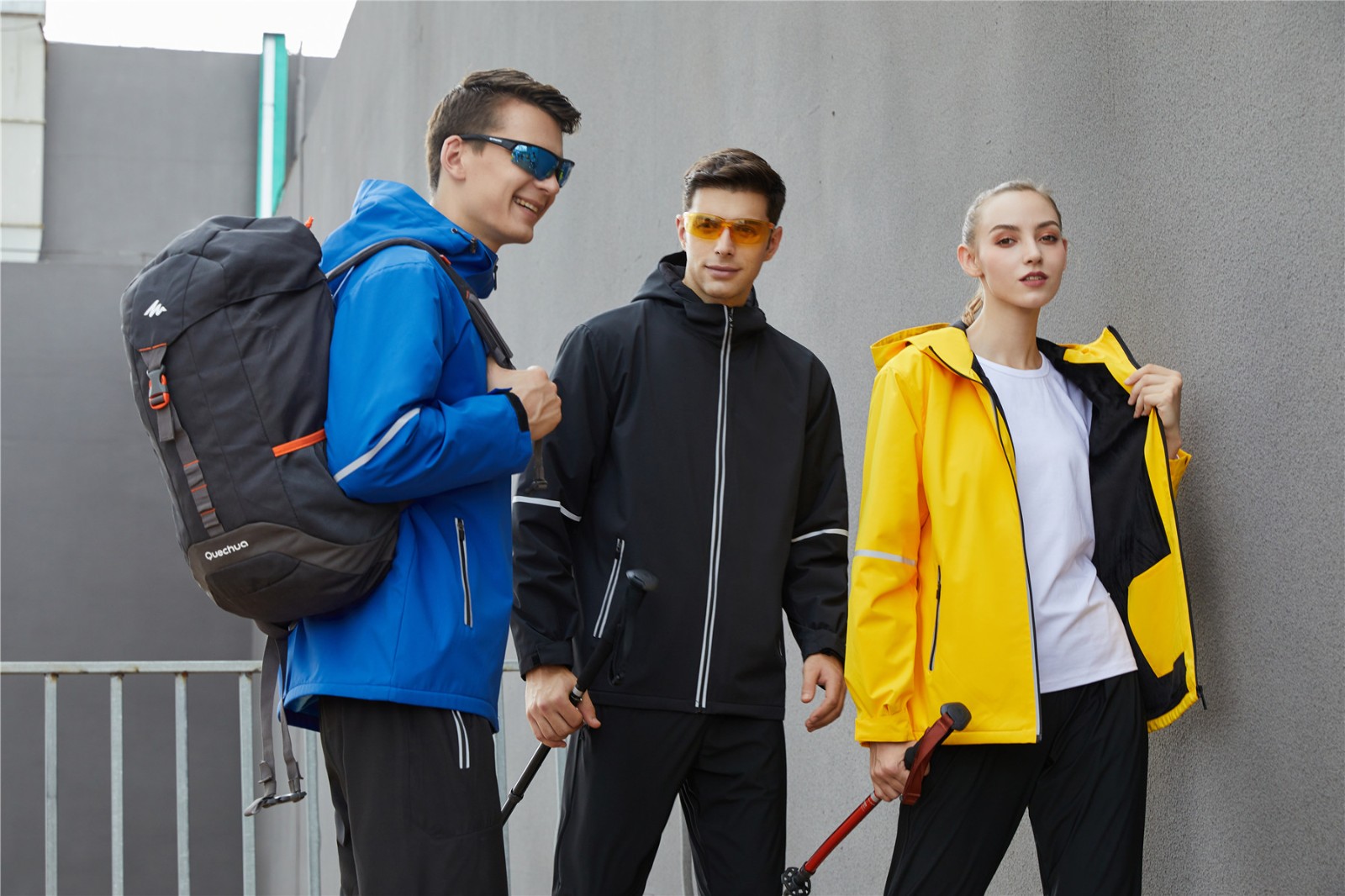 運動休閑沖鋒衣模特上身展示圖